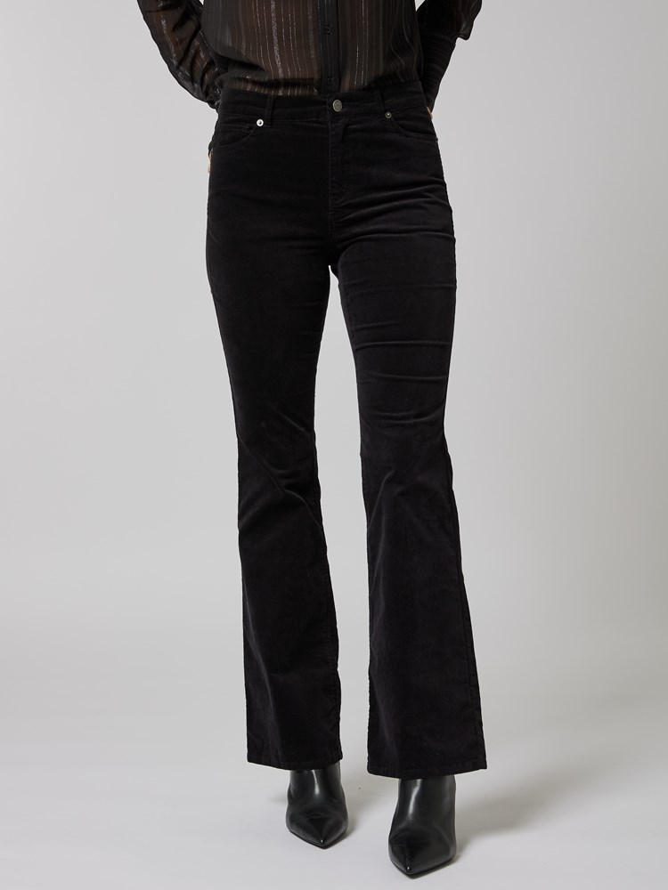 Eisha Iw Jeans 7252020_CAB-IN WEAR-W23-Modell-Front_chn=vic_9345_Eisha Iw Jeans CAB_Eisha Iw Jeans CAB 7252020.jpg_Front||Front
