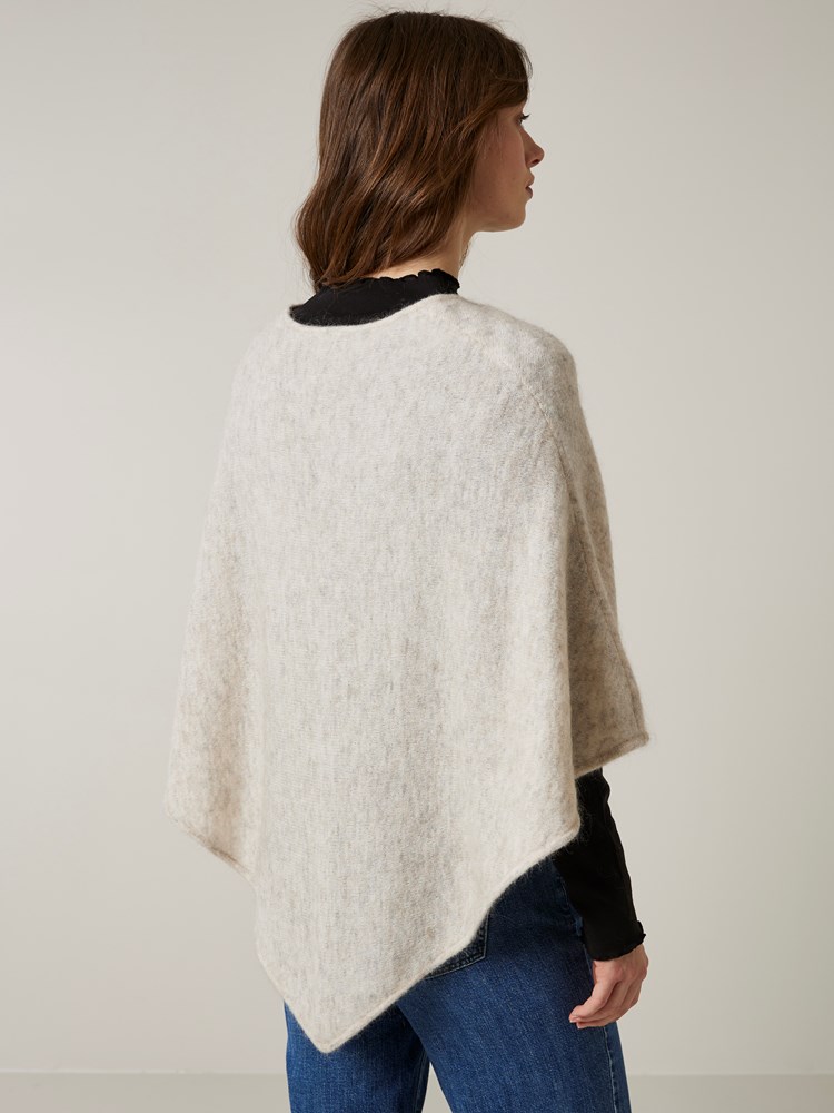 Lotty poncho 7505490_I3O-JEANPAUL-Lotty Poncho-A23-Modell (2)_Lotty poncho I3O_Lotty poncho I3O 7505490.jpg_