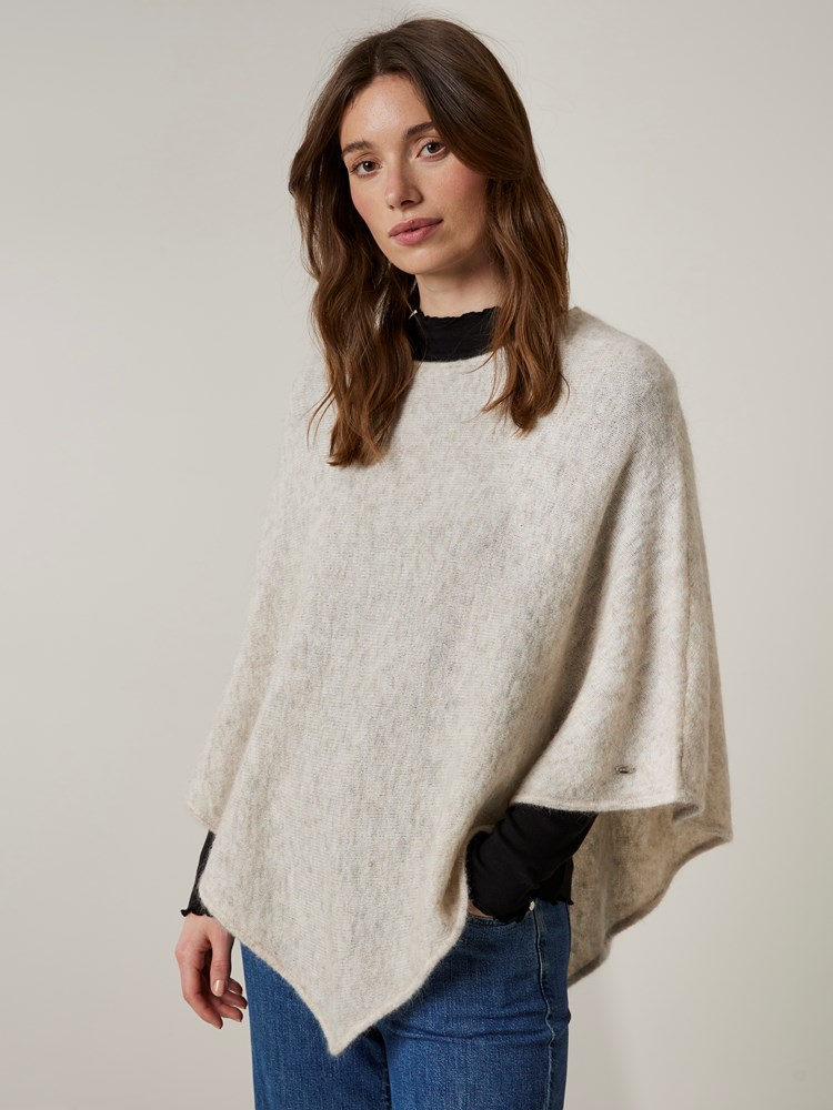 Lotty poncho 7505490_I3O-JEANPAUL-Lotty Poncho-A23-Modell (3)_Lotty poncho I3O_Lotty poncho I3O 7505490.jpg_