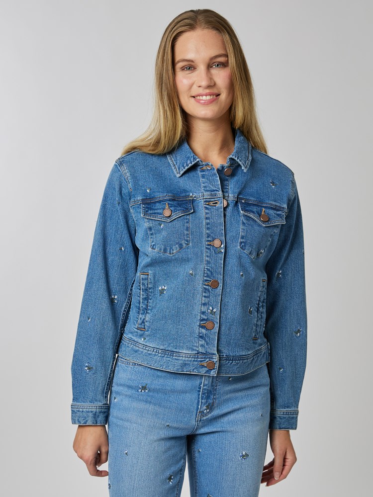 Harlow brodert denim jakke 7506568_DAD-MELL-S24-Modell-Front_chn=vic_8091_Harlow brodert denim jakke DAD_Harlow brodert denim-jakke 7506568_Harlow brodert denim jakke 7506568_Harlow brodert denim jakke DAD 7506568.jpg_Front||Front